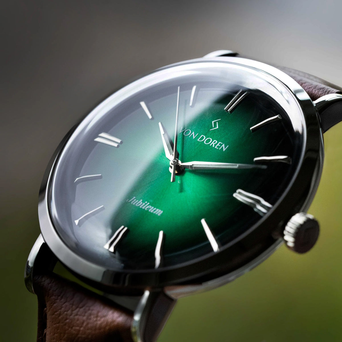 Von Doren Aksla Jubileum Emerald Green, Steel — angled