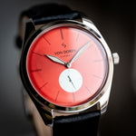 Runde Chili — angled front with black leather strap