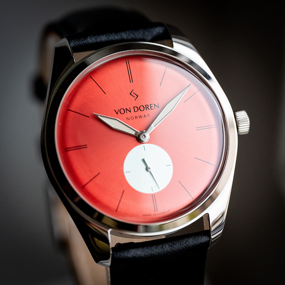 Runde Chili — angled front with black leather strap