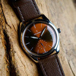 Runde Havana Brown — resting on aged wood