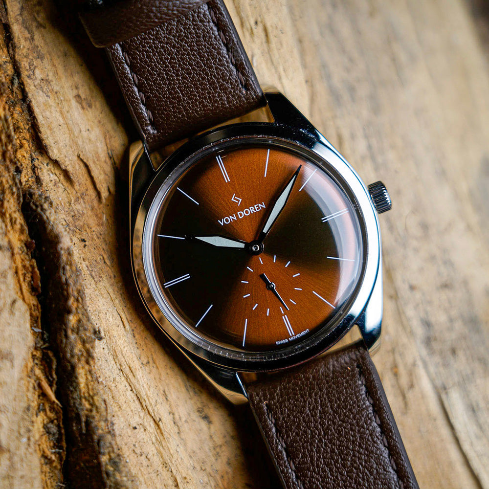 Runde Havana Brown — resting on aged wood