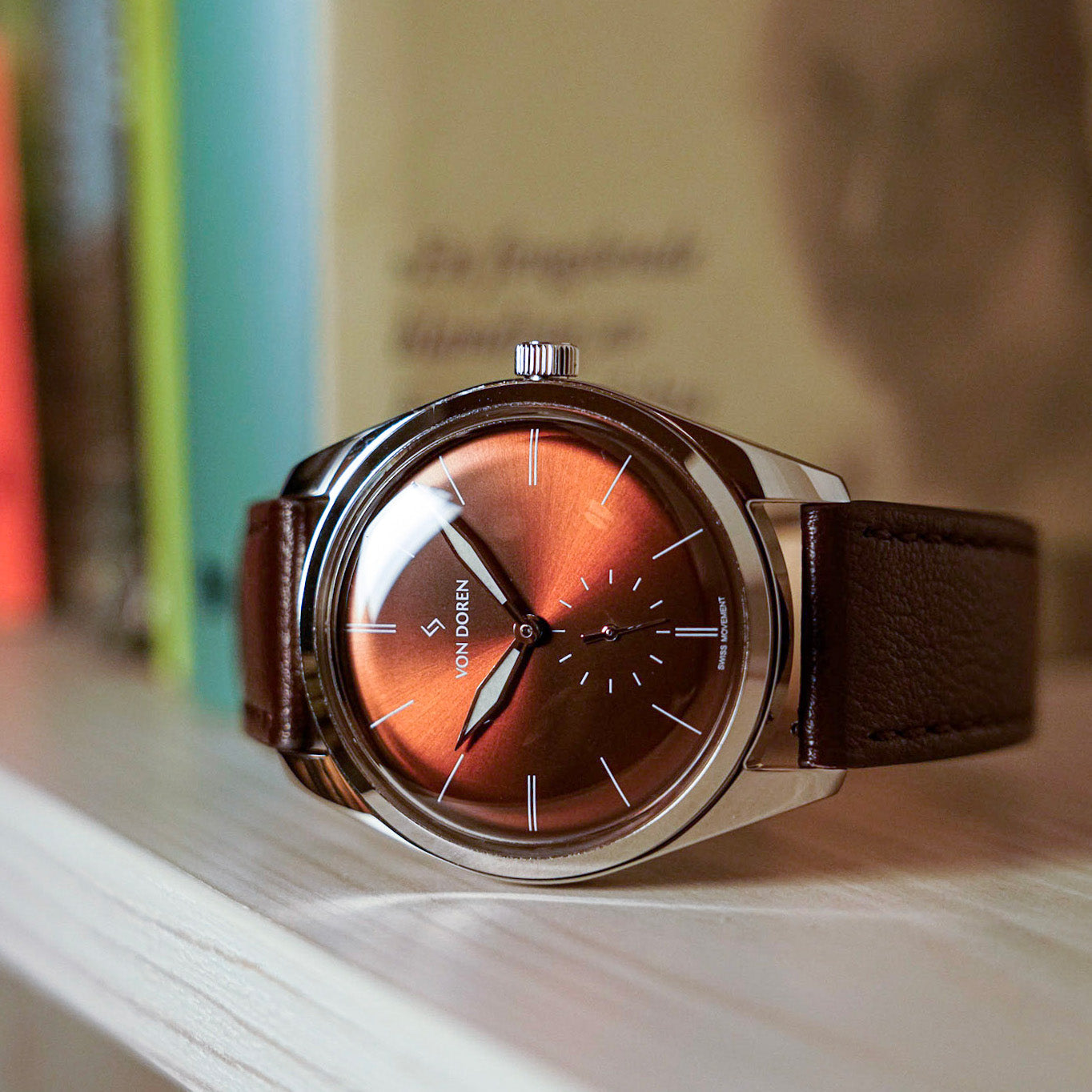 Runde Havana Brown — on a bookshelf