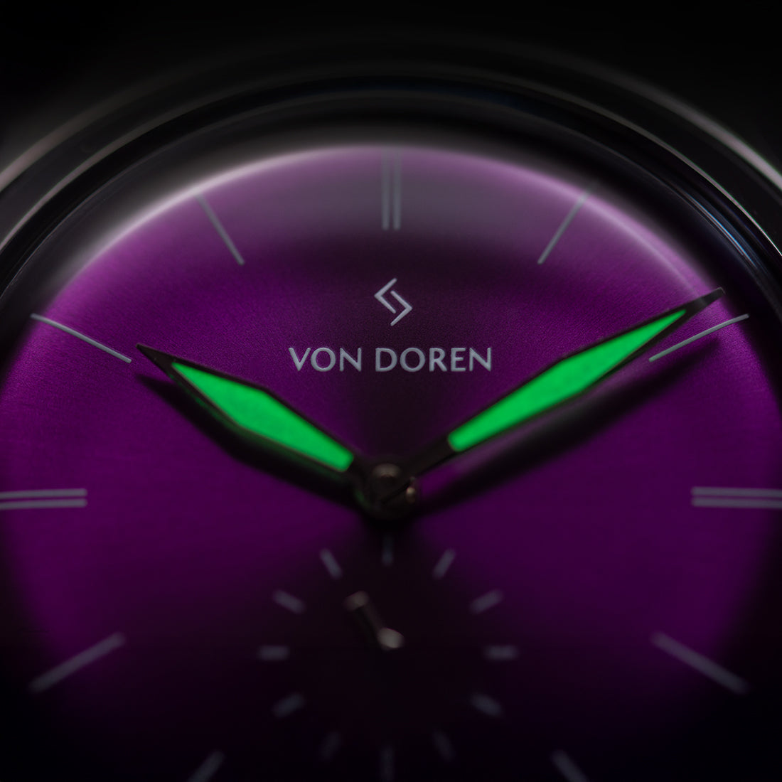 Runde Purple — close-up of purple sunburst dial with lume