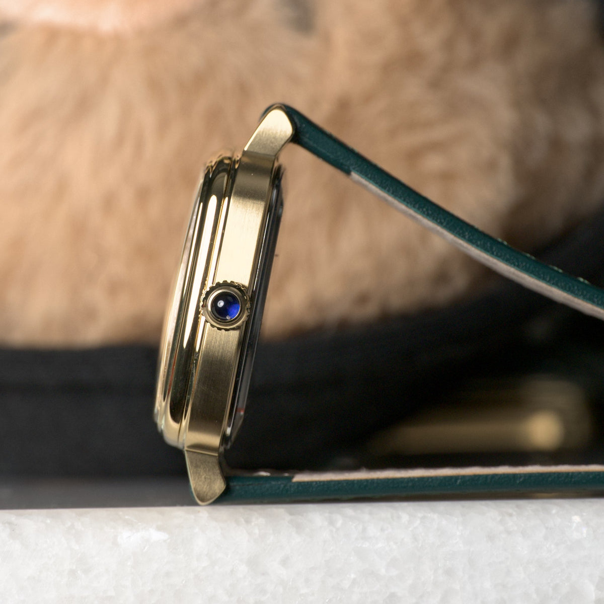 AV86 1954 Capri Green/Gold — case profile with the synthetic sapphire cabochon crown