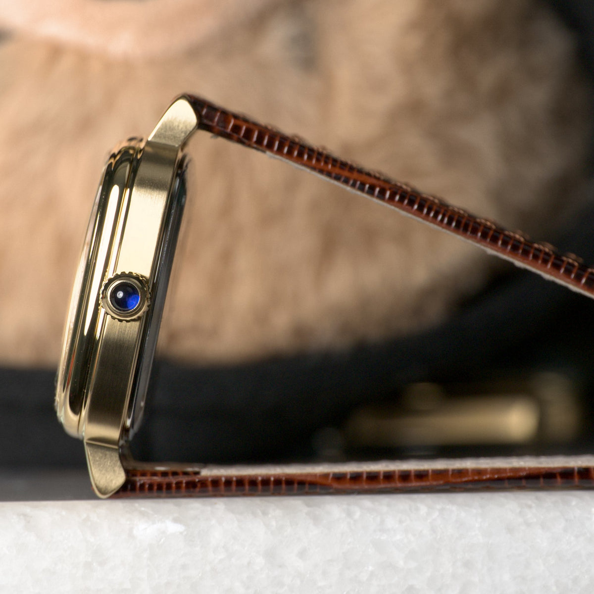 AV86 1954 Capri Vintage Cream/Gold — case profile with the synthetic sapphire cabochon crown