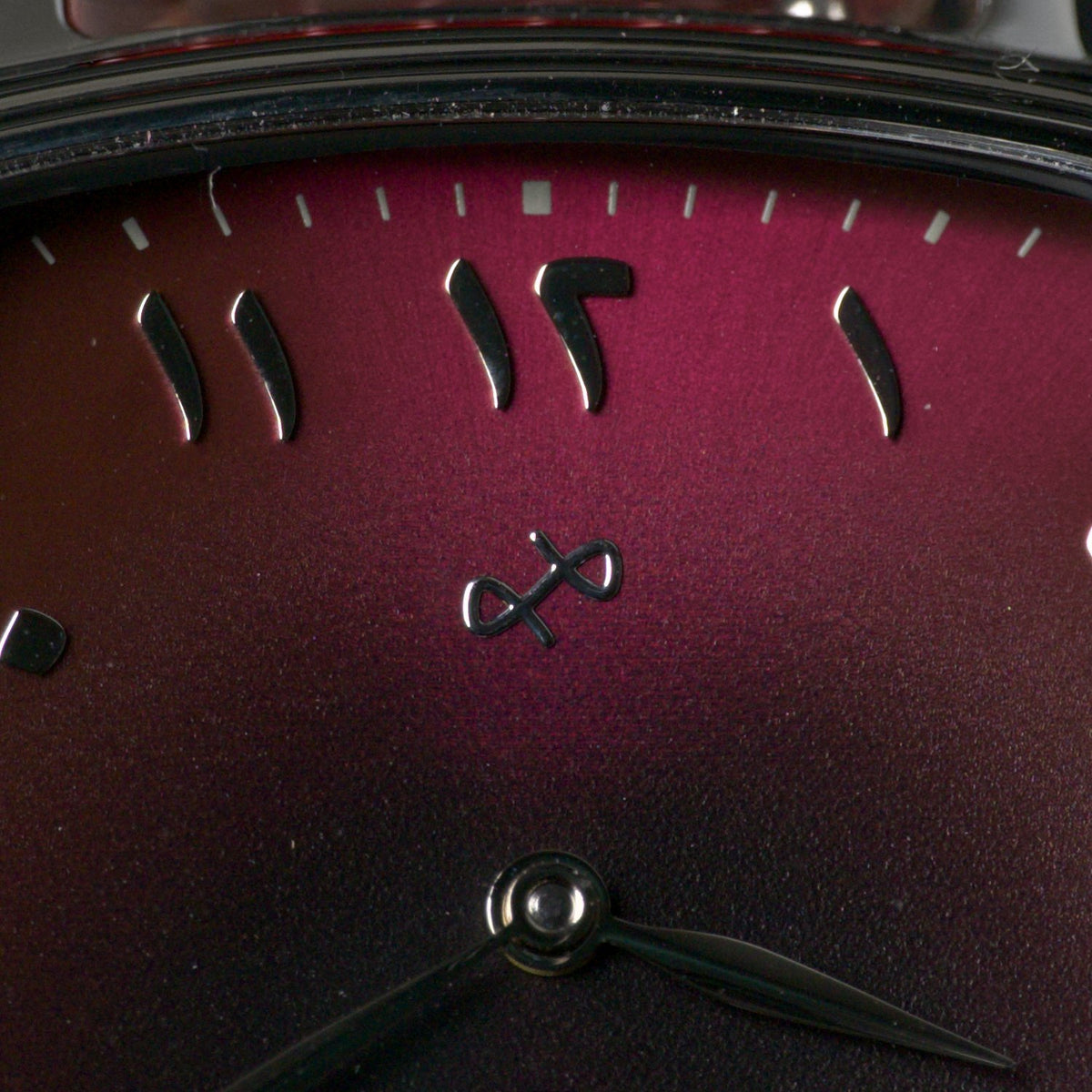 Smiths x AV86 Raqeeqa — polished applied Eastern Arabic numerals ١١ ١٢ ١ on the burgundy sunray dial