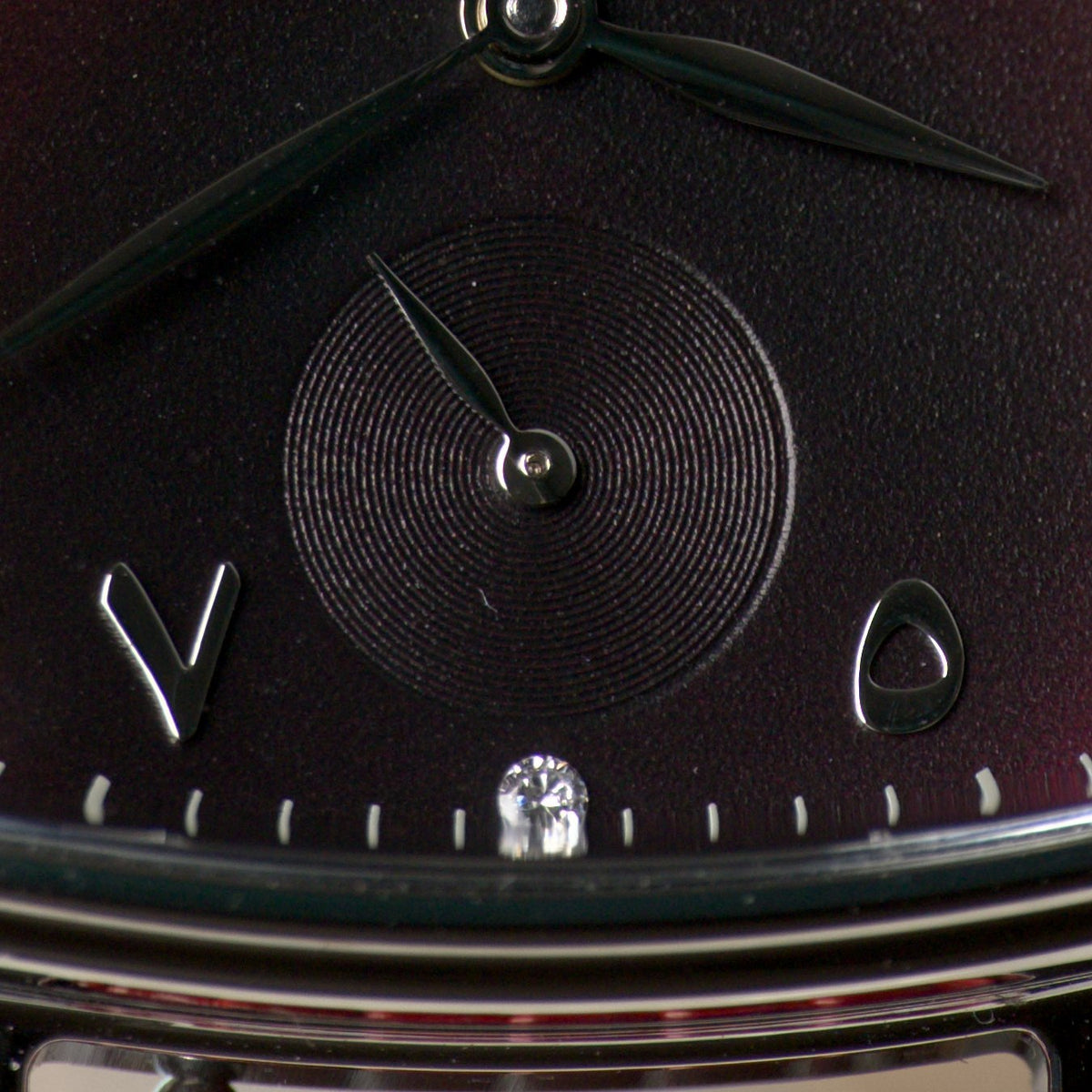 Smiths x AV86 Raqeeqa — the single faceted crystal at six, beneath the grooved sub-seconds register